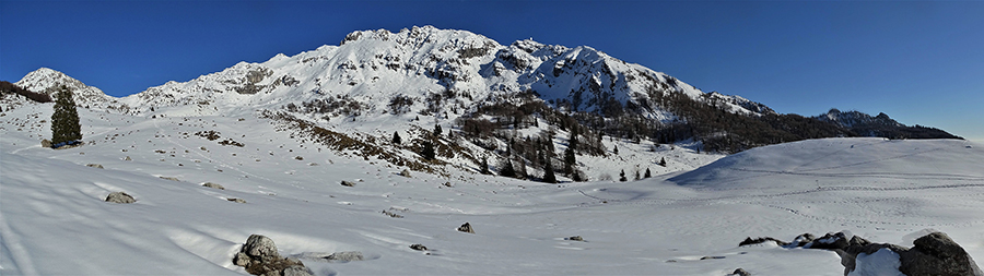 Salendo dalla Baita Sota alla Baita Sura com bella vista in Cima Alben